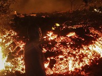 Mencekam, Potret Warga Kongo Evakuasi saat Gunung Api Meletus