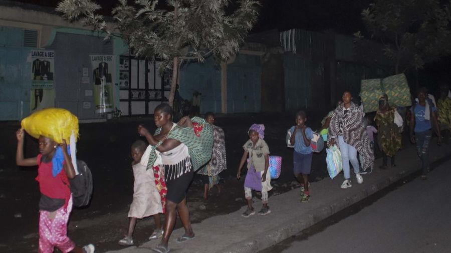 Warga Kongo evakuasi mandiri pasca letusan gunung Nyiragongo. (AP/Justin Kabumba)