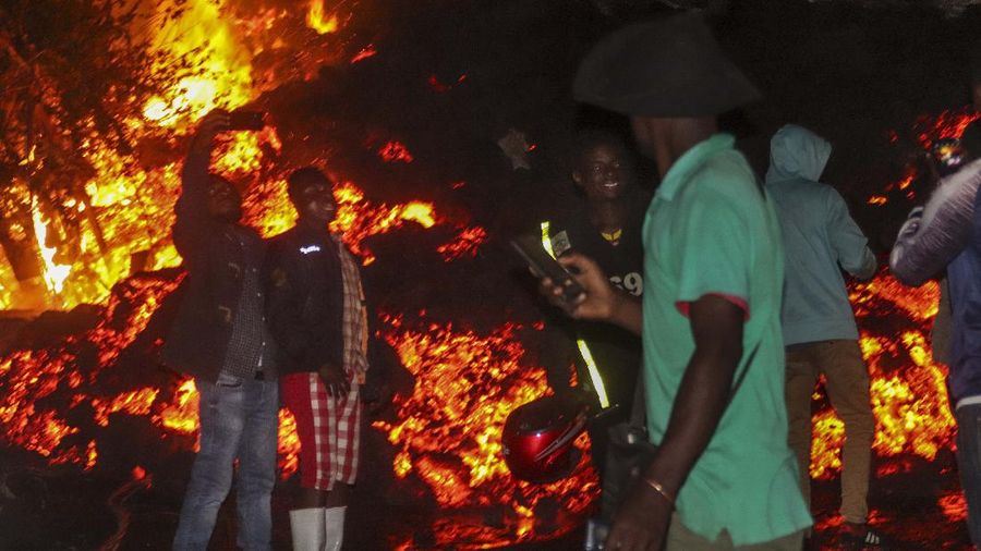 Warga Kongo evakuasi mandiri pasca letusan gunung Nyiragongo. (AP/Justin Kabumba)
