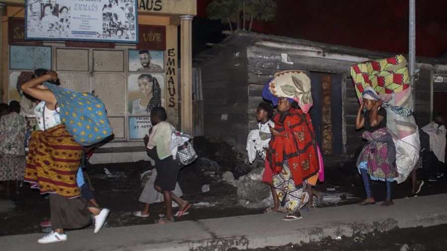 Warga Kongo evakuasi mandiri pasca letusan gunung Nyiragongo. (AP/Justin Kabumba)