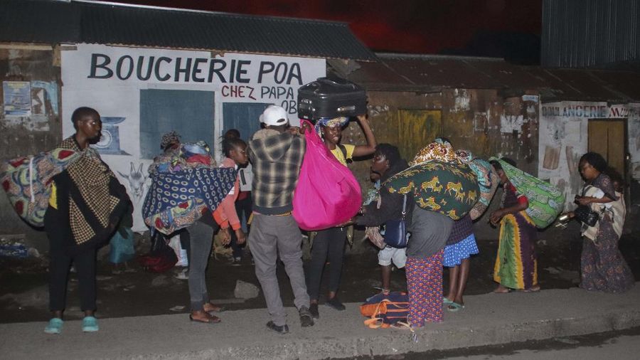 Warga Kongo evakuasi mandiri pasca letusan gunung Nyiragongo. (AP/Justin Kabumba)