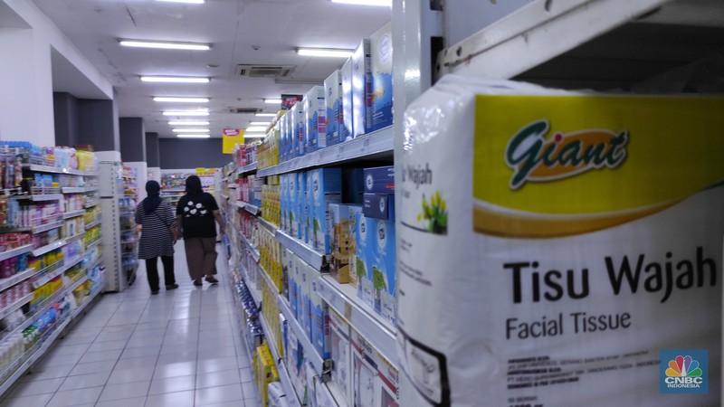 Suasana pusat perbelanjaan di Giant Ekspres Kemayoran terlihat sepi pengunjung, Jakarta, Senin (31/5/2021). PT Hero Supermarket TbkTbk menutup seluruh gerai Giant di Indonesia pada bulan Juni mendatang. (CNBC Indonesia/Tri Susilo) Suasana pusat perbelanjaan di Giant Ekspres Kemayoran terlihat sepi pengunjung, Jakarta, Senin (31/5/2021). PT Hero Supermarket TbkTbk menutup seluruh gerai Giant di Indonesia pada bulan Juni mendatang. (CNBC Indonesia/Tri Susilo)