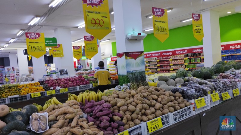 Suasana pusat perbelanjaan di Giant Ekspres Kemayoran terlihat sepi pengunjung, Jakarta, Senin (31/5/2021). PT Hero Supermarket TbkTbk menutup seluruh gerai Giant di Indonesia pada bulan Juni mendatang.  (CNBC Indonesia/Tri Susilo)