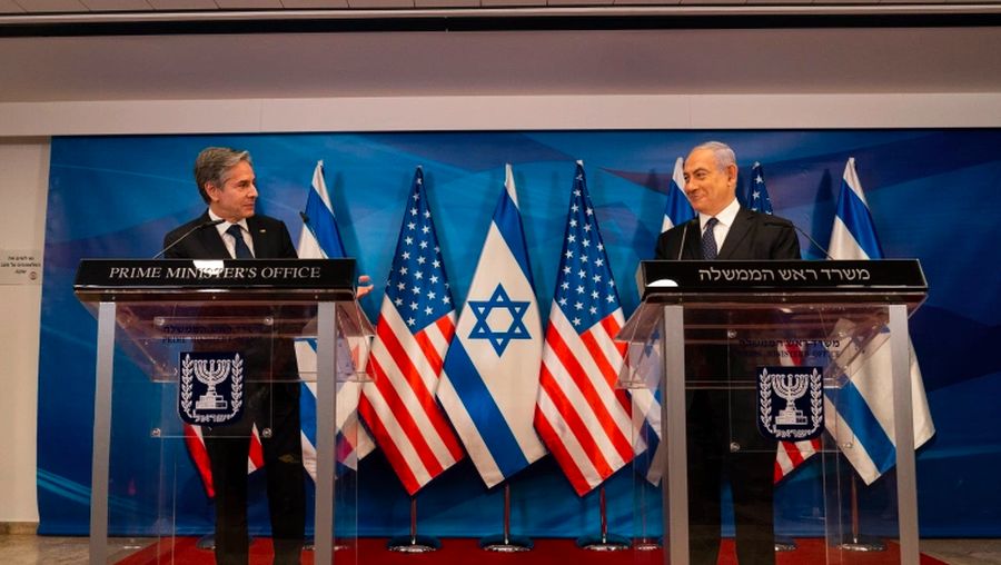 Menteri Luar Negeri AS Antony Blinken (kiri) berbicara pada konferensi pers bersama dengan Perdana Menteri Israel Benjamin Netanyahu [Alex Brandon / AP]