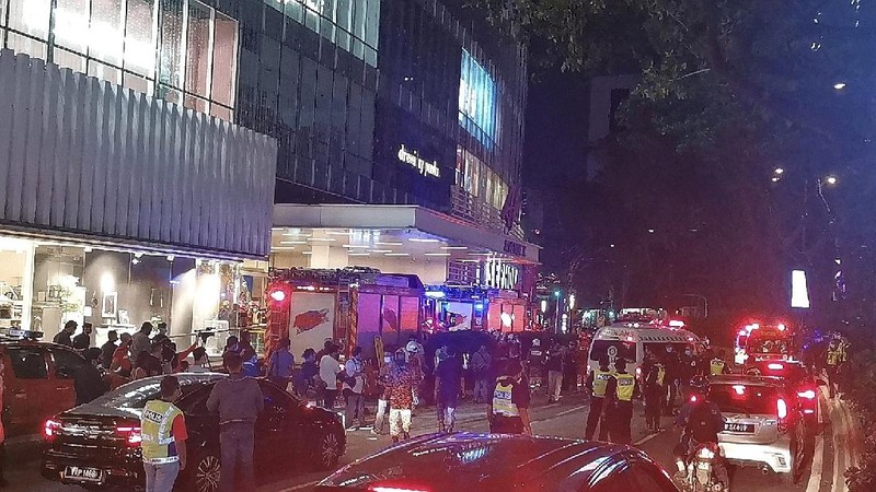 Petugas membantu penumpang yang terluka dalam insiden tabrakan dua kereta LRT di Malaysia. AP/
