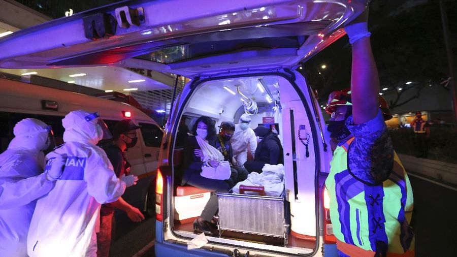 Petugas membantu penumpang yang terluka dalam insiden tabrakan dua kereta LRT di Malaysia. AP/