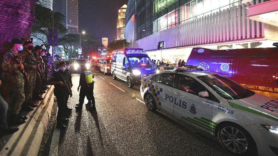 Petugas membantu penumpang yang terluka dalam insiden tabrakan dua kereta LRT di Malaysia. AP/
