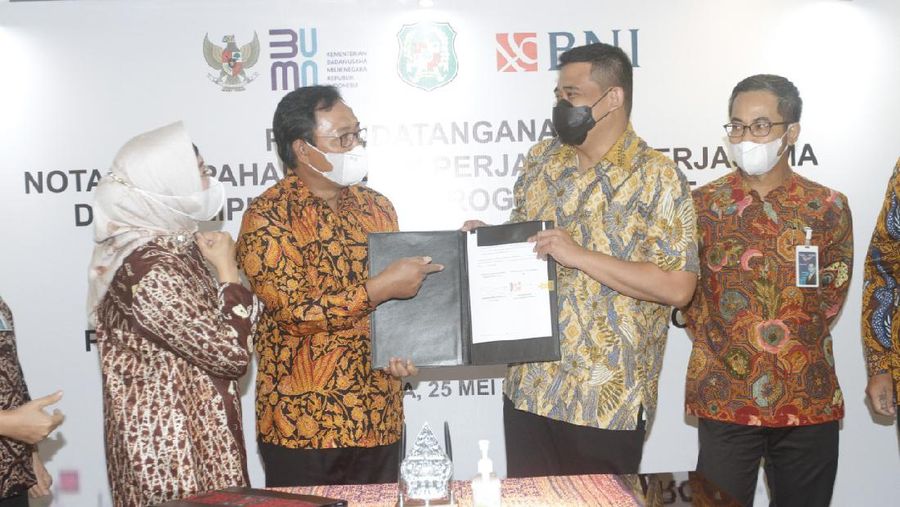 Direktur Hubungan Kelembagaan BNI Sis Apik Wijayanto (kedua kiri) dan Walikota Medan Muhammad Bobby Afif Nasution (kedua kanan) menandatangani Nota Kesepahaman (MoU) tentang Penggunaan Fasilitas Layanan Jasa Perbankan dan Dukungan Program Smart City di Jakarta, Selasa (25 Mei 2021). (Dok: BNI)