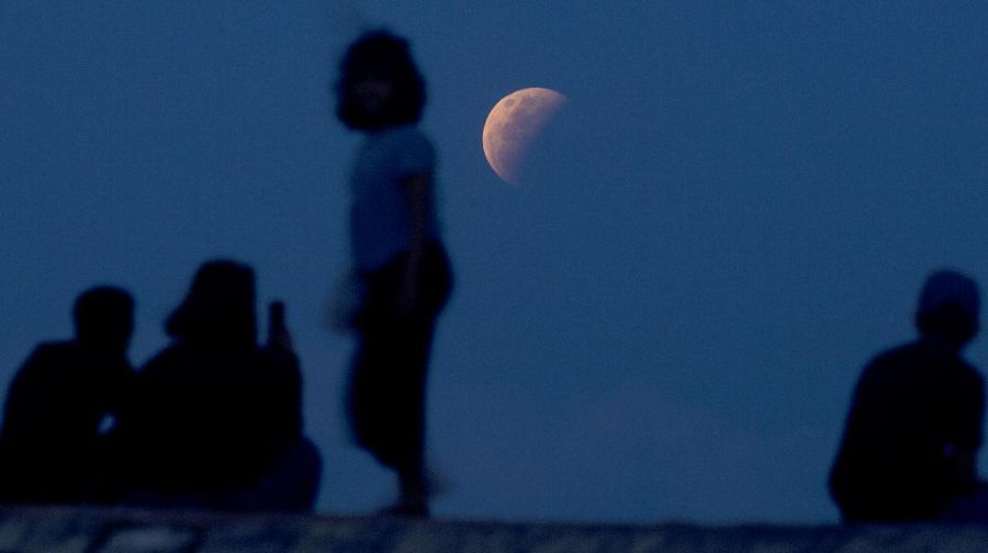 Gerhana Bulan. (AP/Firdia Lisnawati)
