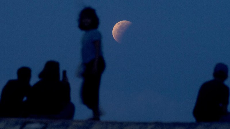 Gerhana Bulan. (AP/Firdia Lisnawati)