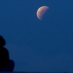 Gerhana Bulan Mulai Terlihat di Sejumlah Kota di Indonesia