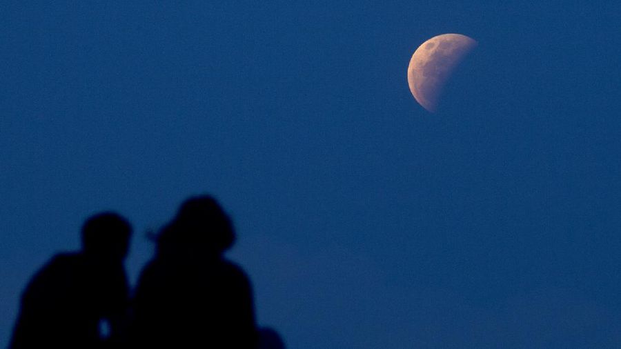 Gerhana Bulan. (AP/Firdia Lisnawati)