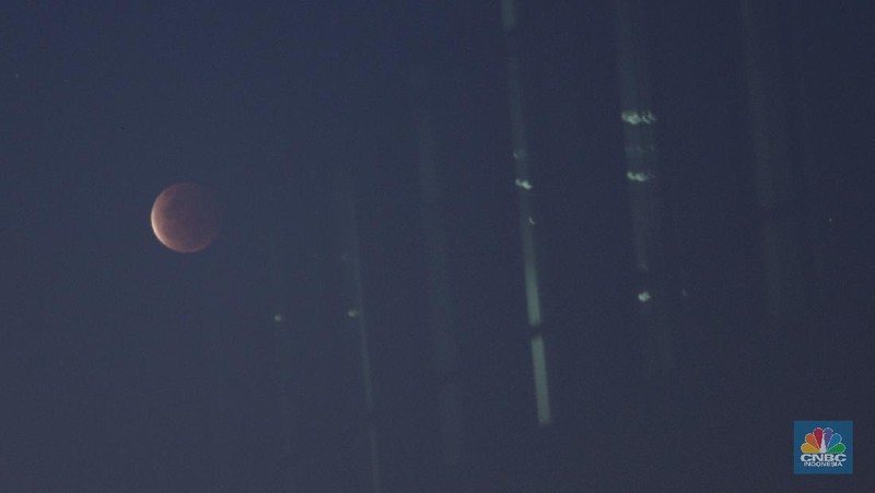 Gerhana Bulan. (AP/Firdia Lisnawati)