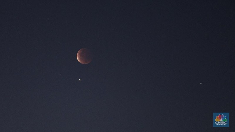 Gerhana Bulan. (AP/Firdia Lisnawati)