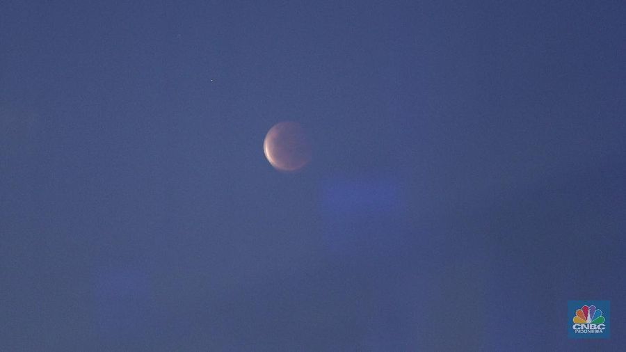 Gerhana Bulan. (AP/Firdia Lisnawati)