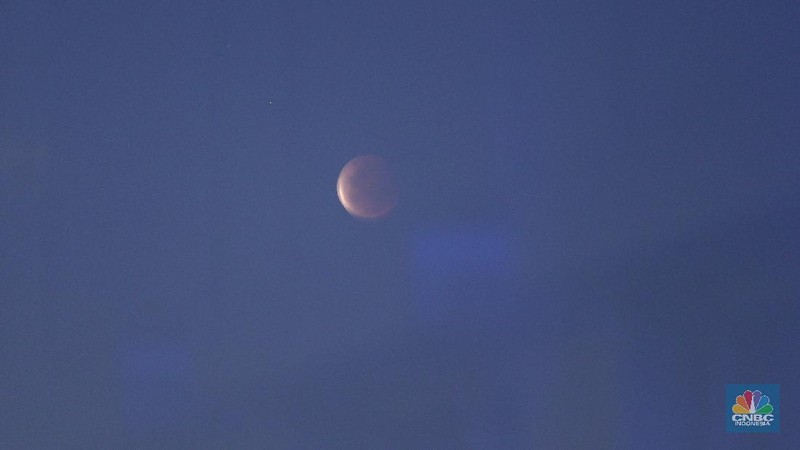 Gerhana Bulan. (AP/Firdia Lisnawati)