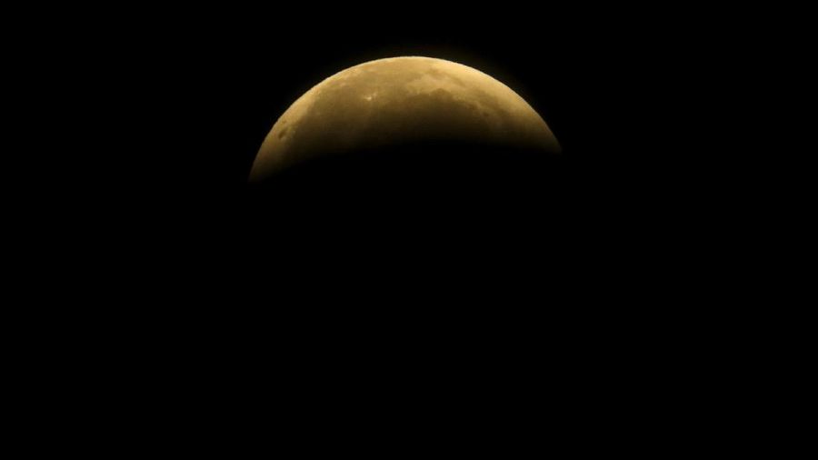 Gerhana Bulan di California. (AP/Ringo H.W. Chiu)