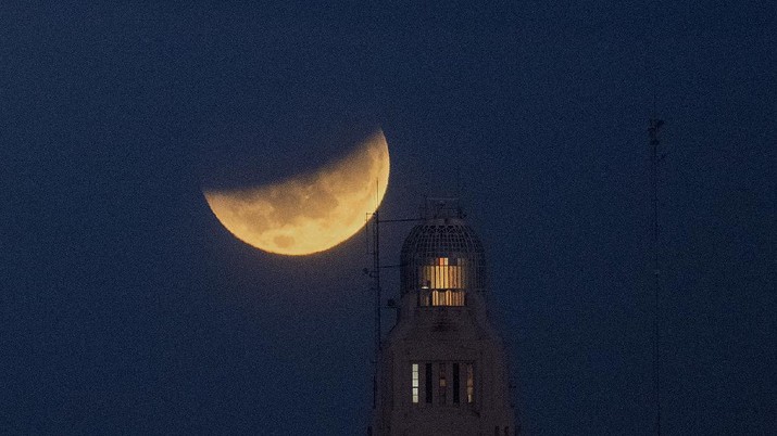 Gerhana Bulan di Uruguay. (AP/Matilde Campodonico)