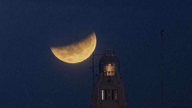 Gerhana Bulan di California. (AP/Ringo H.W. Chiu)