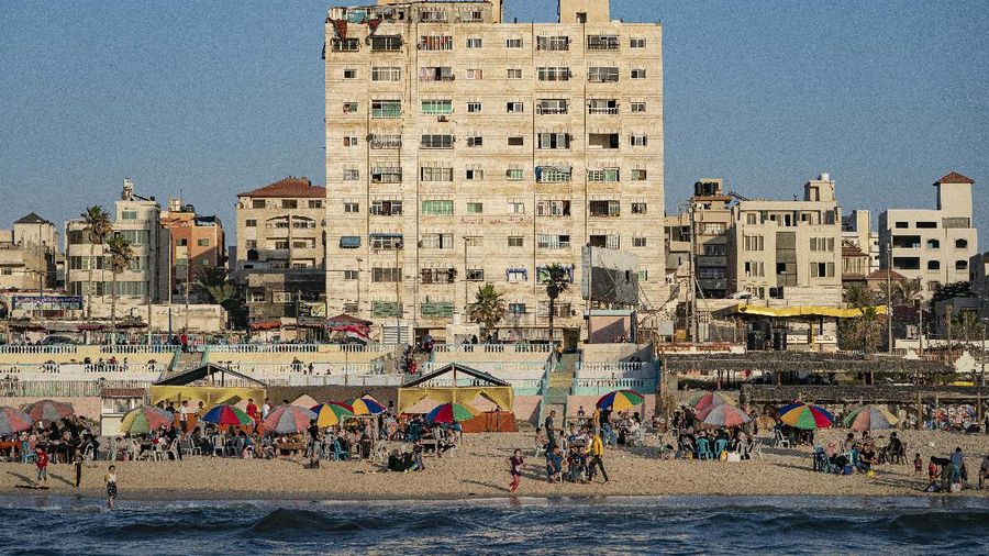 Setelah gencatan senjata, warga Palestina berlibur ke pantai  Mediterania. (AP/John Minchillo)