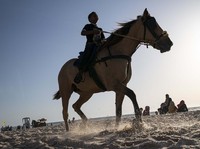 Gencatan Senjata, Warga Palestina Serbu Pantai Mediterania
