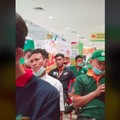 Viral! Tangis Haru Para Karyawan Giant, Netizen Ikutan Baper