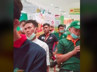 Viral! Tangis Mengharukan Karyawan Giant Saat Tutup Permanen