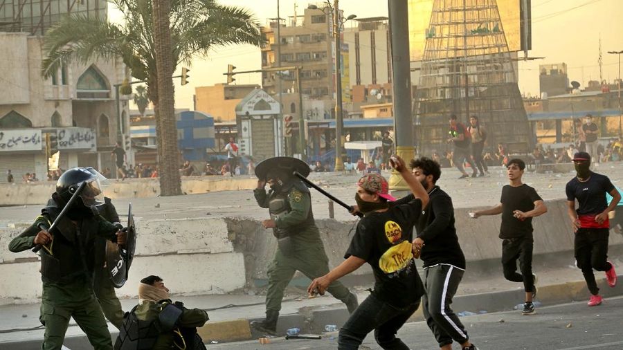 Unjuk rasa menuntut keadilan di Irak pada Selasa waktu setempat berujung ricuh. (AP/Hadi Mizban)
