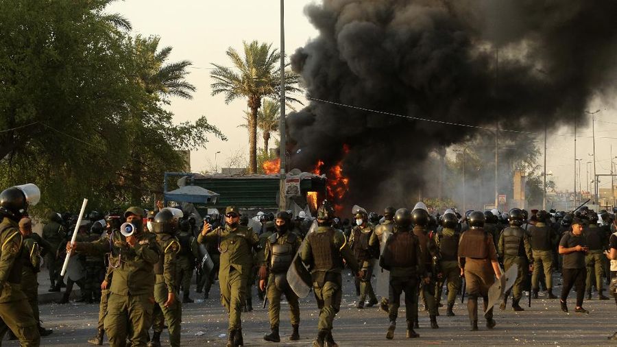Unjuk rasa menuntut keadilan di Irak pada Selasa waktu setempat berujung ricuh. (AP/Hadi Mizban)