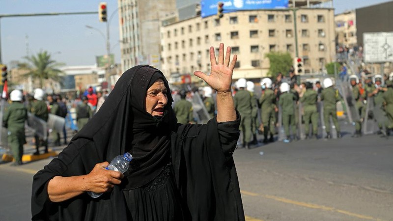 Unjuk rasa menuntut keadilan di Irak pada Selasa waktu setempat berujung ricuh. (AP/Hadi Mizban)