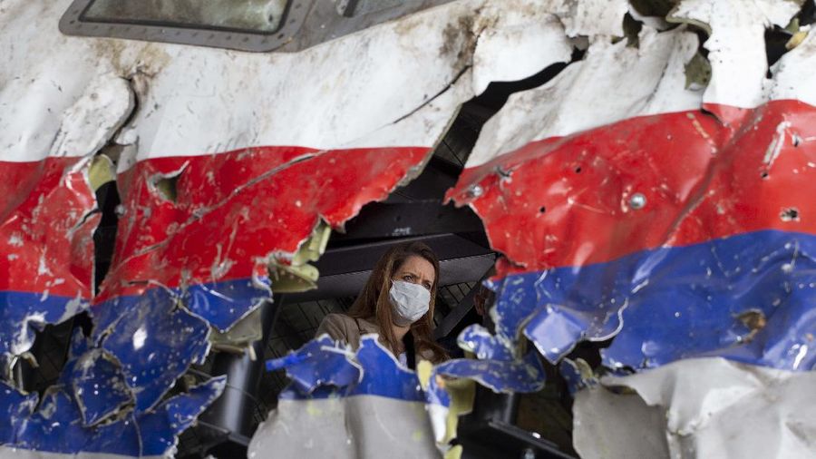 Bangkai Pesawat MH17 setelah dirakit ulang. (AP/Peter Dejong)