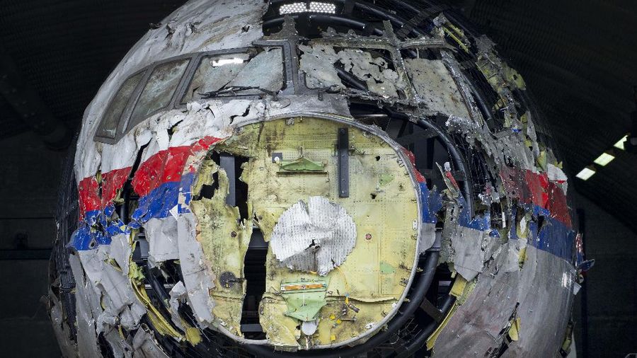 Bangkai Pesawat MH17 setelah dirakit ulang. (AP/Peter Dejong)