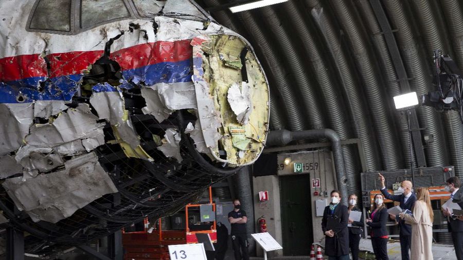 Bangkai Pesawat MH17 setelah dirakit ulang. (AP/Peter Dejong)