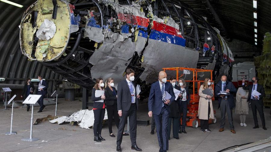 Bangkai Pesawat MH17 setelah dirakit ulang. (AP/Peter Dejong)
