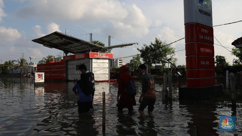 Banjir rob di kawasan Muara Baru, Jakarta Utara, Kamis, (27/5/2021). (վ/Muhammad Sabki)