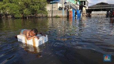 Banjir rob di kawasan Muara Baru, Jakarta Utara, Kamis, (27/5/2021). (CNBC Indonesia/Muhammad Sabki)