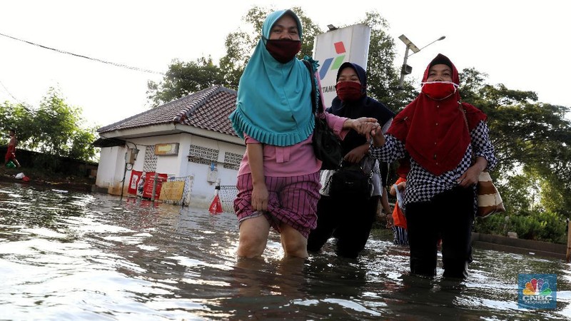 Banjir rob di kawasan Muara Baru, Jakarta Utara, Kamis, (27/5/2021). (վ/Muhammad Sabki)