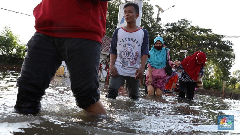 Banjir rob di kawasan Muara Baru, Jakarta Utara, Kamis, (27/5/2021). (վ/Muhammad Sabki)