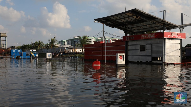 Banjir rob di kawasan Muara Baru, Jakarta Utara, Kamis, (27/5/2021). (CNBC Indonesia/Muhammad Sabki) Banjir rob di kawasan Muara Baru, Jakarta Utara, Kamis, (27/5/2021). (CNBC Indonesia/Muhammad Sabki)