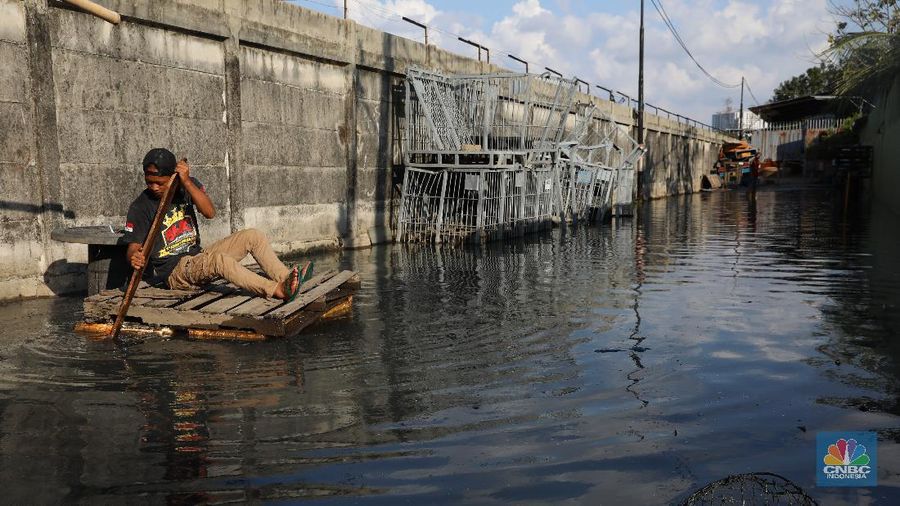Banjir rob di kawasan Muara Baru, Jakarta Utara, Kamis, (27/5/2021). (վ/Muhammad Sabki)