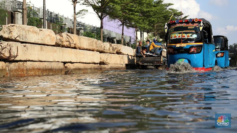 Banjir rob di kawasan Muara Baru, Jakarta Utara, Kamis, (27/5/2021). (վ/Muhammad Sabki)