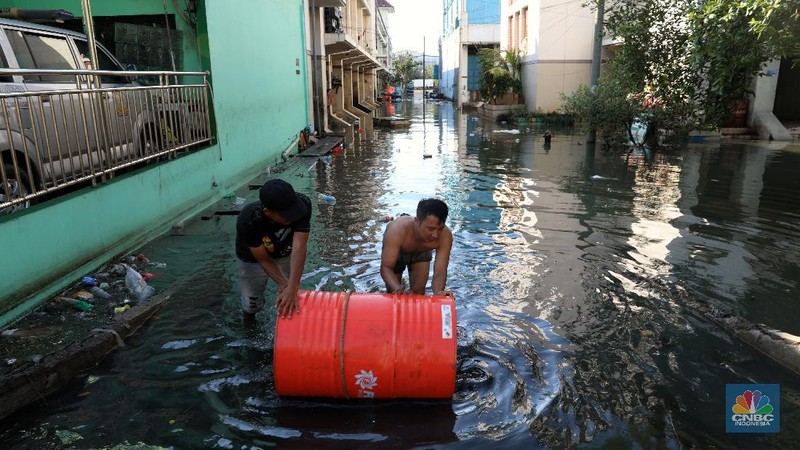 Banjir rob di kawasan Muara Baru, Jakarta Utara, Kamis, (27/5/2021). (վ/Muhammad Sabki)