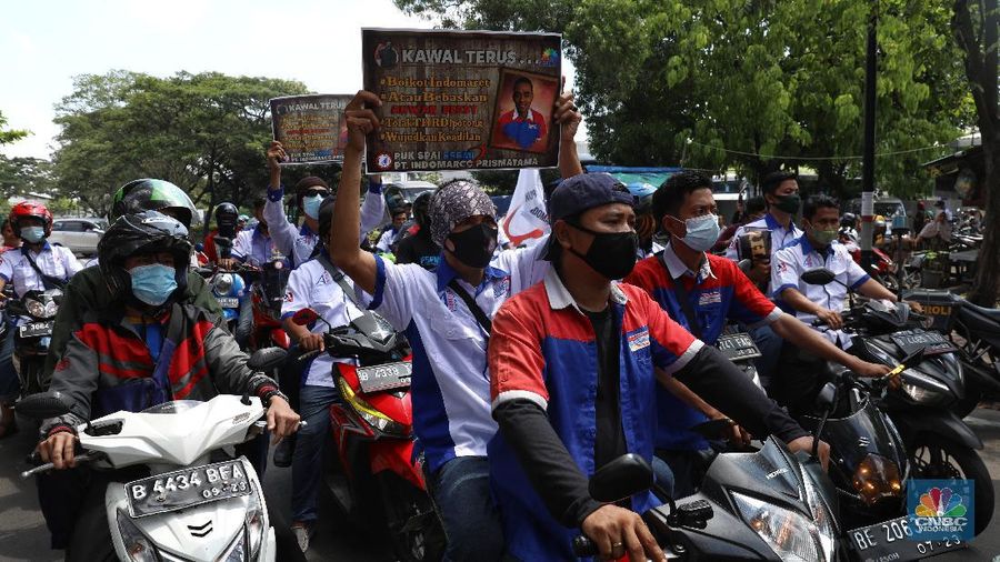 Demo Karyawan Indomaret. (CNBC Indonesia/Andrean Kristianto)