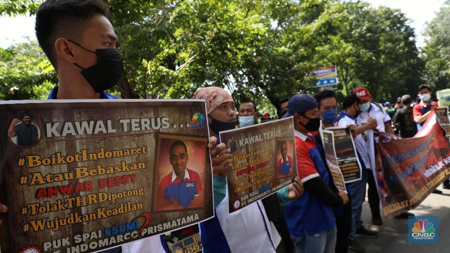 Demo Karyawan Indomaret. (CNBC Indonesia/Andrean Kristianto)