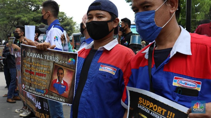 Demo Karyawan Indomaret. (CNBC Indonesia/Andrean Kristianto)