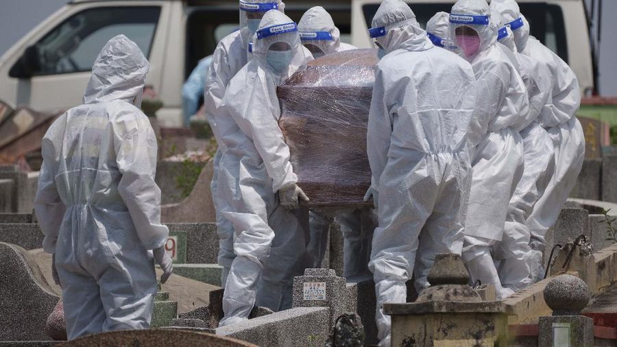 Kasus kematian akibat Covid-19 meningkat di Malaysia. (AP/Vincent Thian)