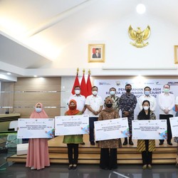 Pelindo Bersatu Berikan Tali Asih pada Keluarga KRI Nanggala