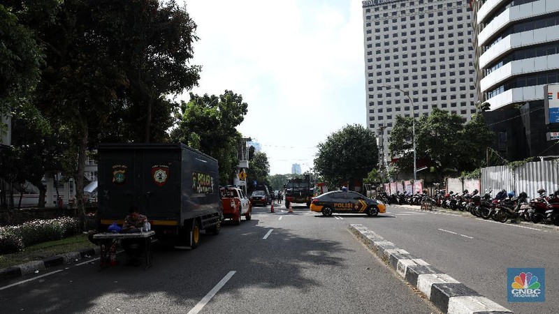 Gedung KPK ramai dijaga aparat gabungan TNI-Polri pada hari ini, Jumat (28/5/2021). (CNBC Indonesia/Andrean Kristianto)
