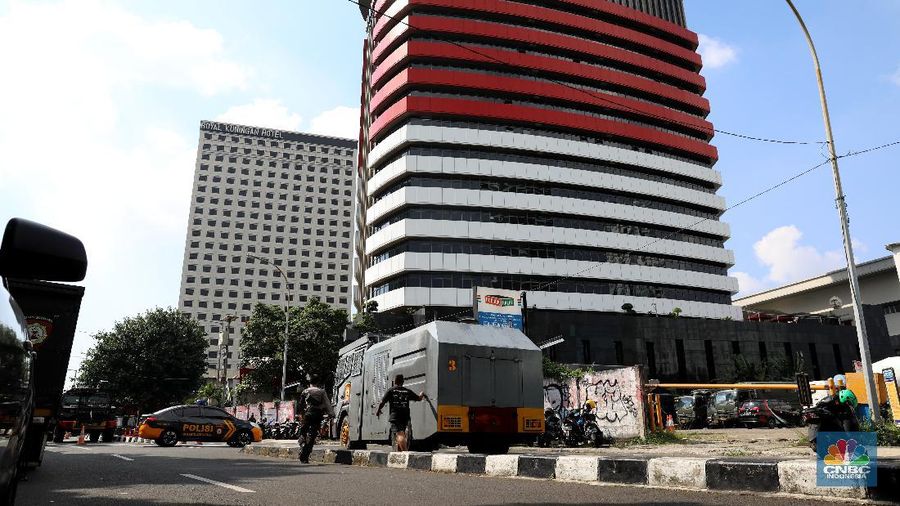 Gedung KPK ramai dijaga aparat gabungan TNI-Polri pada hari ini, Jumat (28/5/2021). (CNBC Indonesia/Andrean Kristianto)
