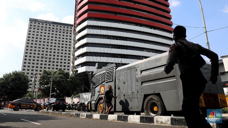 Gedung KPK ramai dijaga aparat gabungan TNI-Polri pada hari ini, Jumat (28/5/2021). (CNBC Indonesia/Andrean Kristianto)